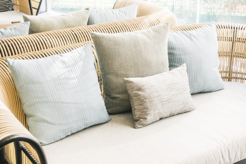Cojines para sofá: Encuentra los mejores modelos para decorar tu hogar